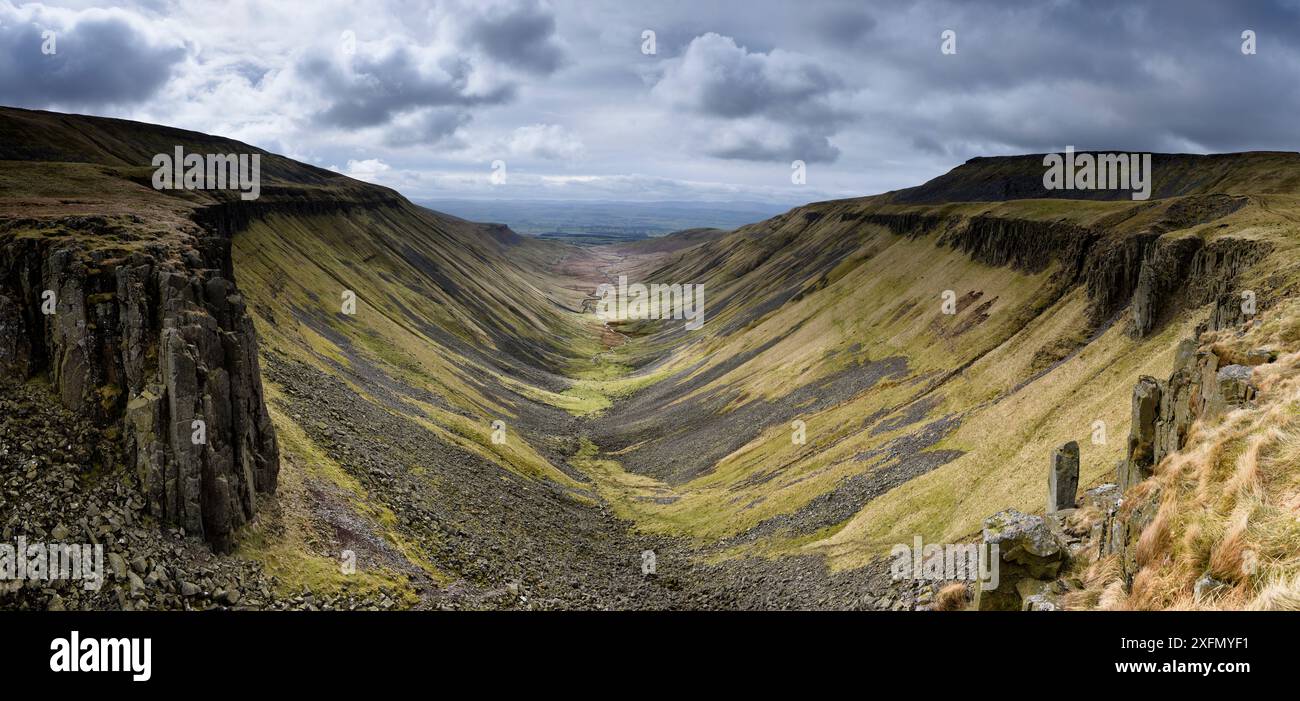 High Cup, vallée en forme de U avec dolérites intrusives du Whin Sill exposées à Sides, Appleby dans Westmorland, Cumbria, mars 2017. Banque D'Images High Cup, vallée en forme de U avec dolérites intrusives du Whin Sill exposées à Sides, Appleby dans Westmorland, Cumbria, mars 2017. Banque D'Images