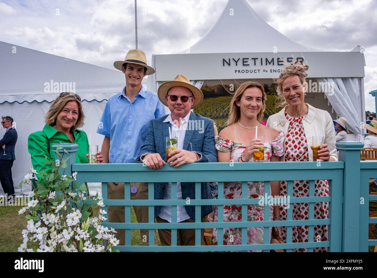 Henley Royal Regatta, Henley-on-Thames, Oxfordshire, Royaume-Uni, 4 juillet 2024. Spectateurs en robe colorée prenant un verre dans le Regatta Enclosure. Crédit : Martin Anderson/Alamy Live News Banque D'Images