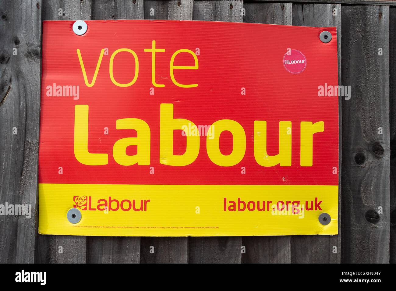 Slough, Berkshire, Royaume-Uni. 4 juillet 2024. Vote Labour signe devant une propriété à Slough, Berkshire aujourd'hui le jour des élections générales. On prévoit que les travaillistes occuperont leur siège après le vote d'aujourd'hui. Crédit : Maureen McLean/Alamy Live News Banque D'Images