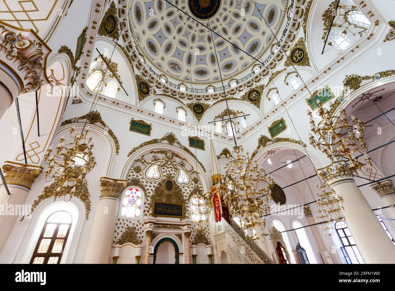 Izmir, Turquie - 06 août 2022 : intérieur de la mosquée Hisar. La mosquée Hisar ou Hisar Camii est une mosquée historique dans la ville d'Izmir en Turquie. Banque D'Images