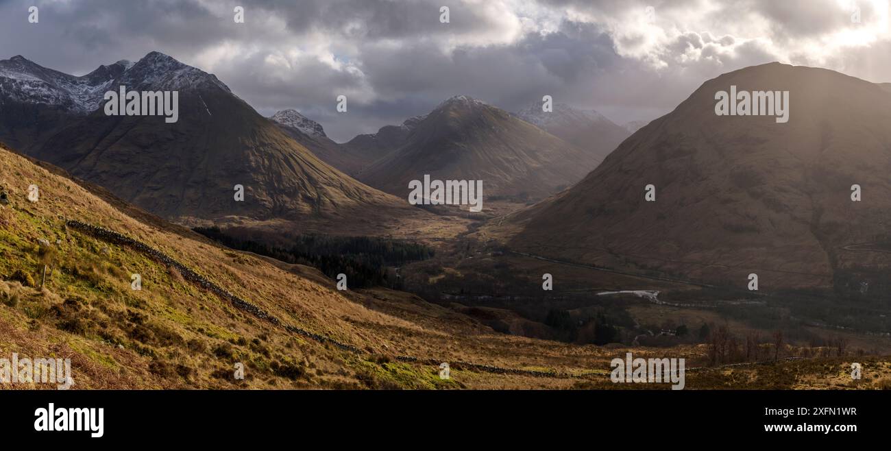 Montagnes avec un puits de lumière traversant les nuages, Glencoe, Écosse, février 2017. Banque D'Images