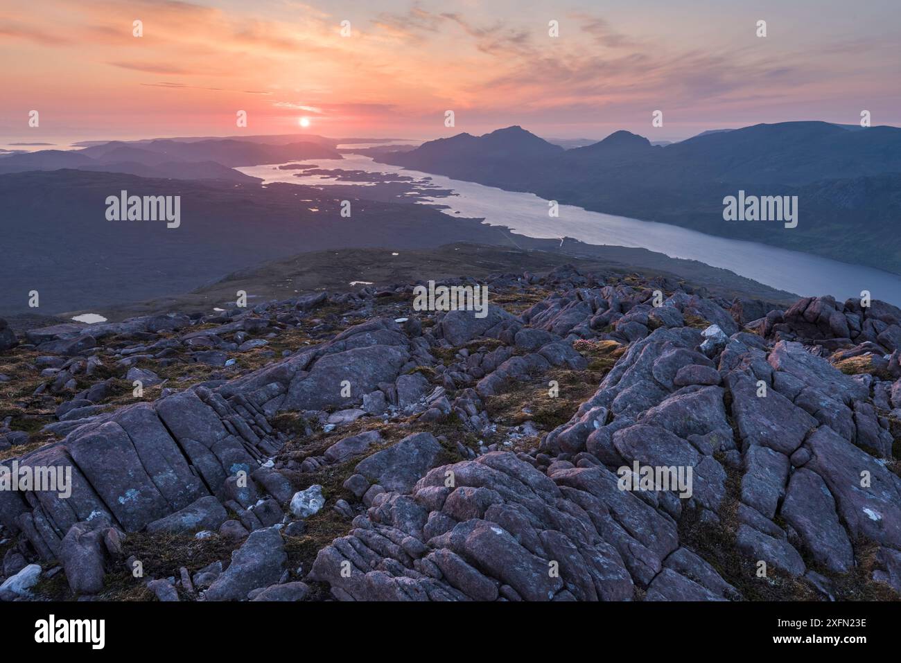 Coucher de soleil sur le Loch Maree depuis le sommet de Meall a' Ghiuthais, avec vue sur le Beinn airigh Charr à droite et le Loch Bhanamhoir à gauche, Torridon, Écosse, Royaume-Uni, juin 2016. Banque D'Images