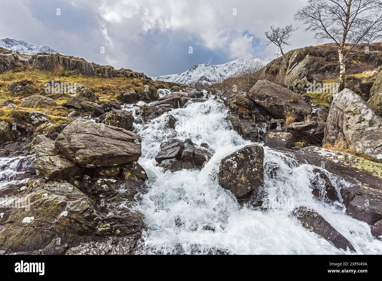 Idwal Falls sur le chemin de Idwal Cottage by Llyn Ogwen jusqu'à Llyn Idwall et The Devil's Kitchen avec le sommet de y Garn en arrière-plan Snowdonia North Wales, Royaume-Uni, mars 2017. Banque D'Images