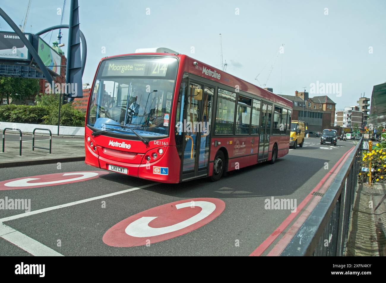 Bus à impériale entrant dans la zone de péage de congestion, rond-point d'Old Street, London Borough of Islington, Angleterre, Royaume-Uni, juin. Banque D'Images