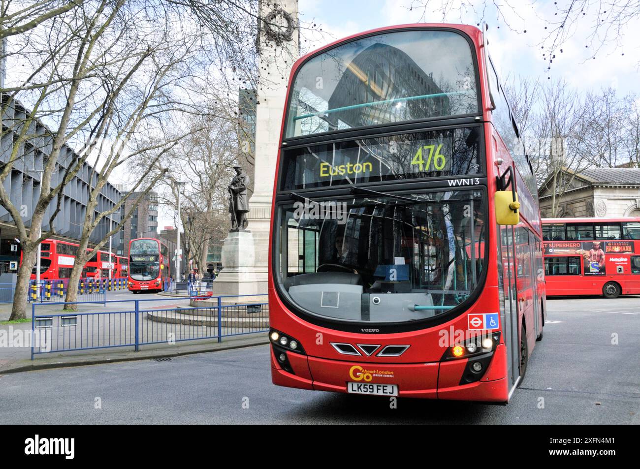 Bus rouge numéro 476 pour Euston entrant dans la gare routière Euston, London Borough of Camden, Angleterre, Royaume-Uni, mars 2015. Banque D'Images