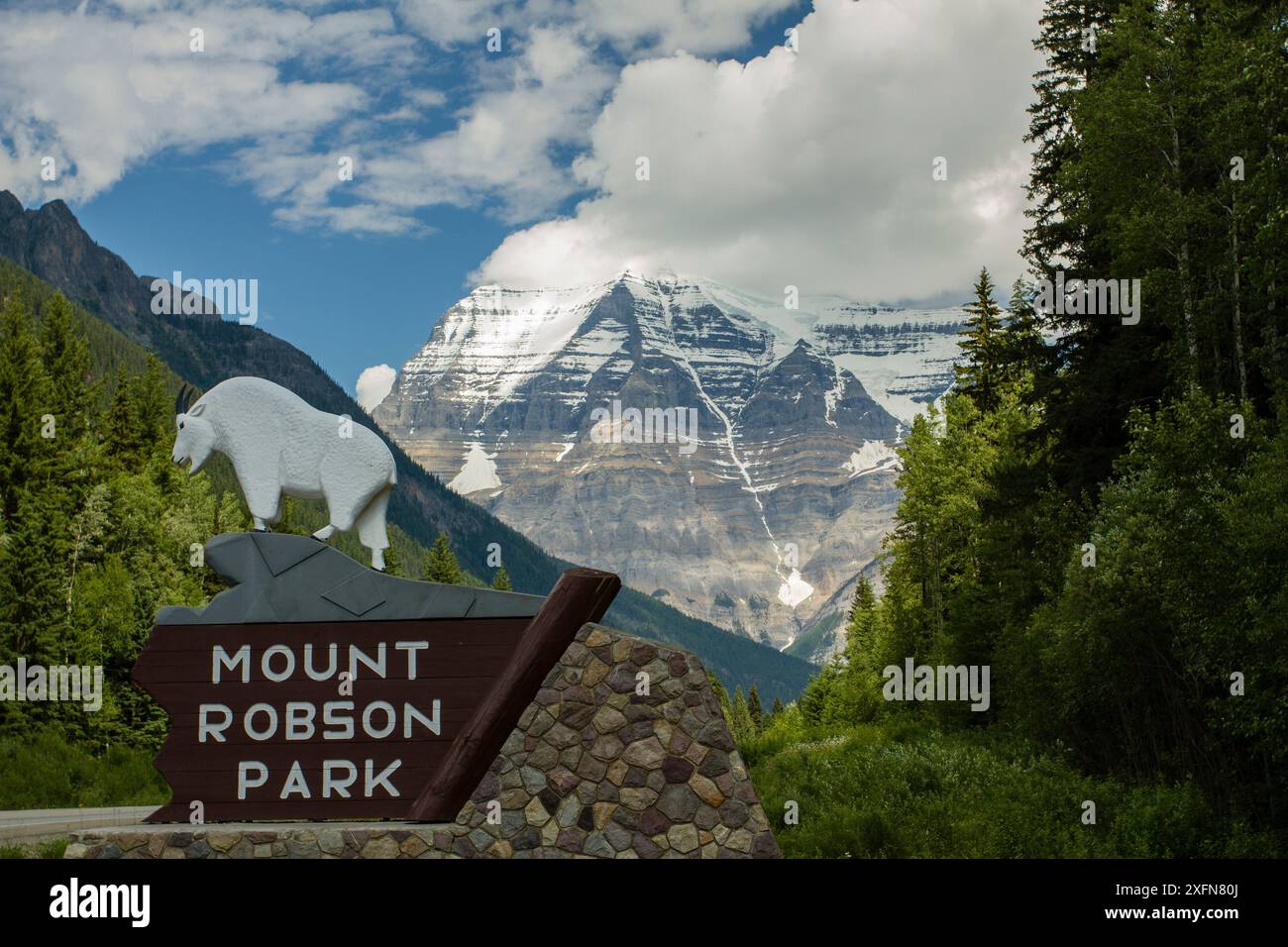 Signe du mont Robson, le plus haut sommet des montagnes Rocheuses canadiennes, parc provincial Robson, parcs des montagnes Rocheuses canadiennes, site du patrimoine mondial de l'UNESCO, Colombie-Britannique, Canada Banque D'Images