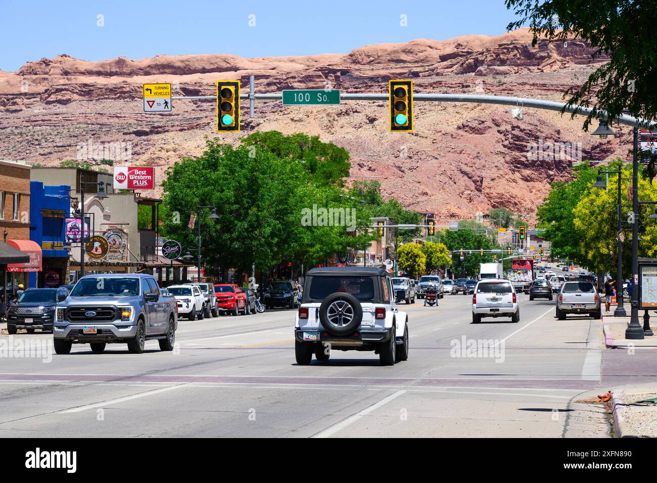 Moab, UT, États-Unis - 12 juin 2024 ; vue sur le paysage urbain de la rue animée du centre-ville de Moab avec circulation Banque D'Images