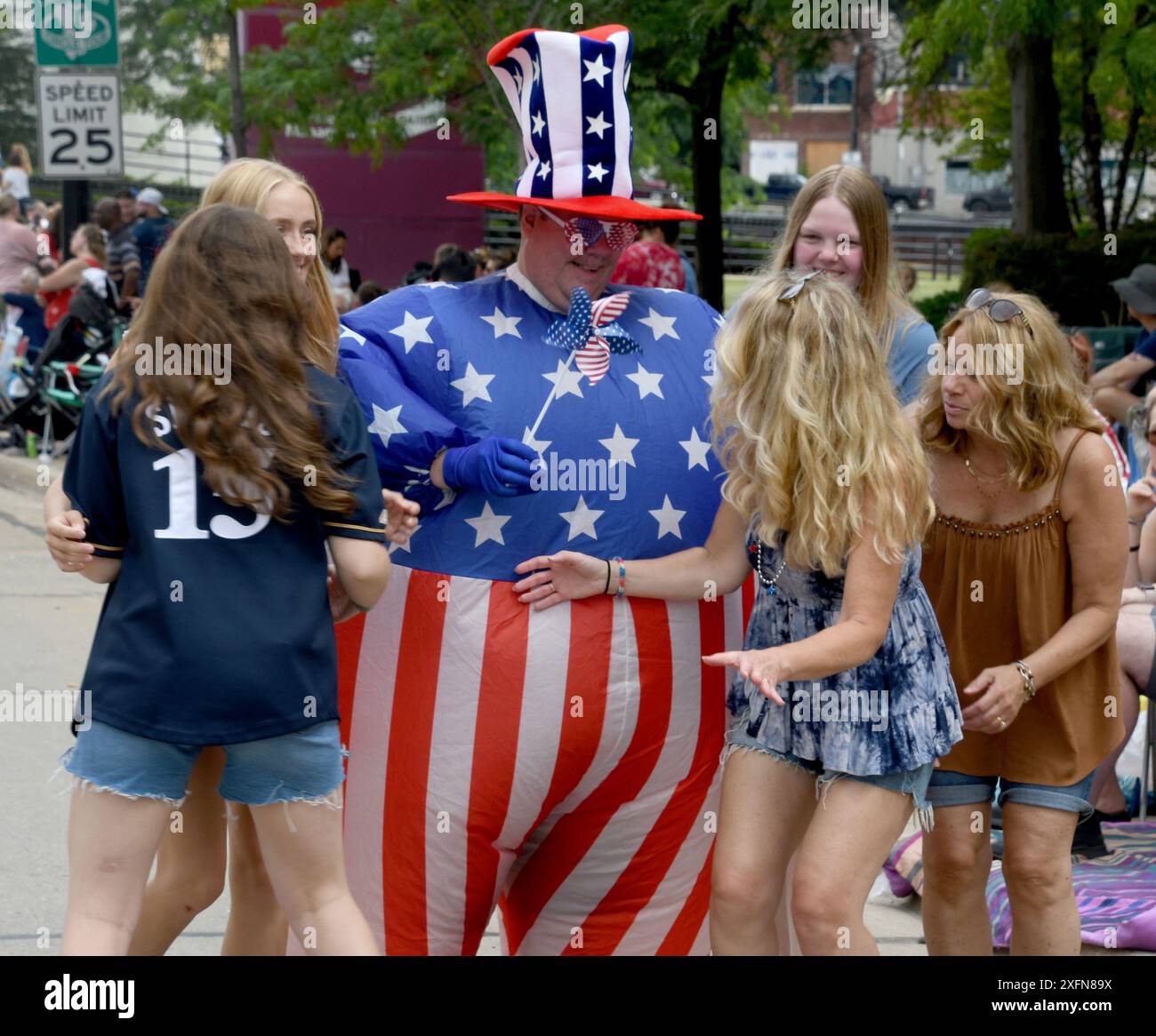 Racine, Wisconsin, États-Unis. 4 juillet 2024. Un personnage d'oncle Sam accueille les spectateurs le long du parcours du défilé du 4 juillet sur main Street à racine, Wisconsin, le jeudi 4 juillet 2024. (Crédit image : © Mark Hertzberg/ZUMA Press Wire) USAGE ÉDITORIAL SEULEMENT! Non destiné à UN USAGE commercial ! Banque D'Images