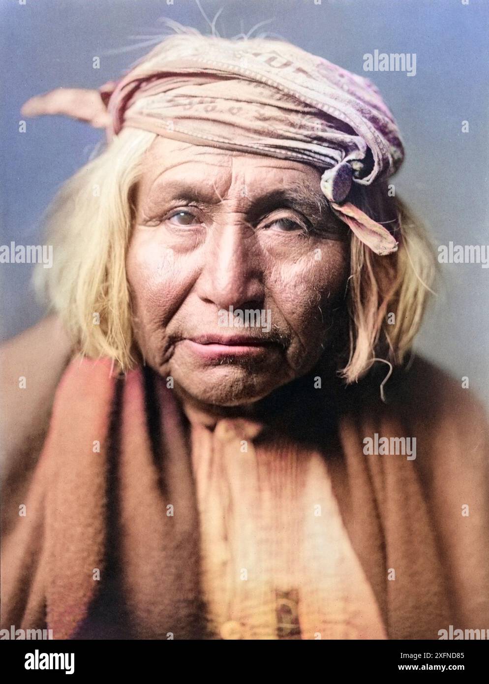 De Gizzeh-Rolling Apache Indian vers 1906 par Edward Curtis, colorisé et restauré. Banque D'Images