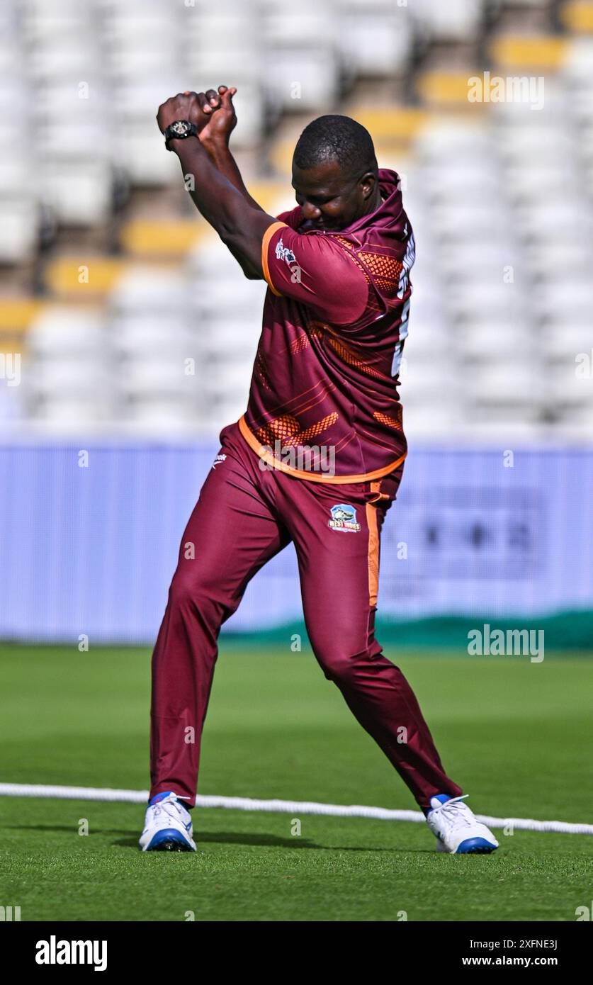 Edgbaston, Birmingham, Royaume-Uni. 4 juillet 2024. World Championship of Legends T20 Cricket League, West Indies Champions versus Pakistan Champions ; Darren Sammy des West Indies pratique son swing de golf sur la frontière crédit : action plus Sports/Alamy Live News Banque D'Images