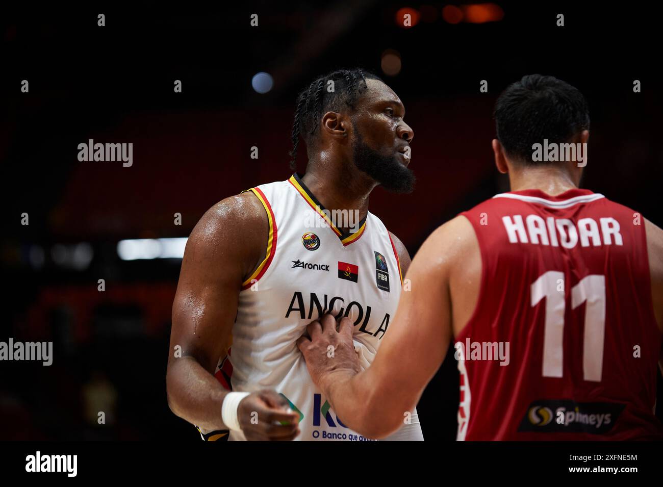 Bruno Fernando de l'équipe d'Angola (G) et Ali Haidar de l'équipe du Liban (d) vus en action lors du match entre les Bahamas et la Pologne à Pabellon Fuente Banque D'Images