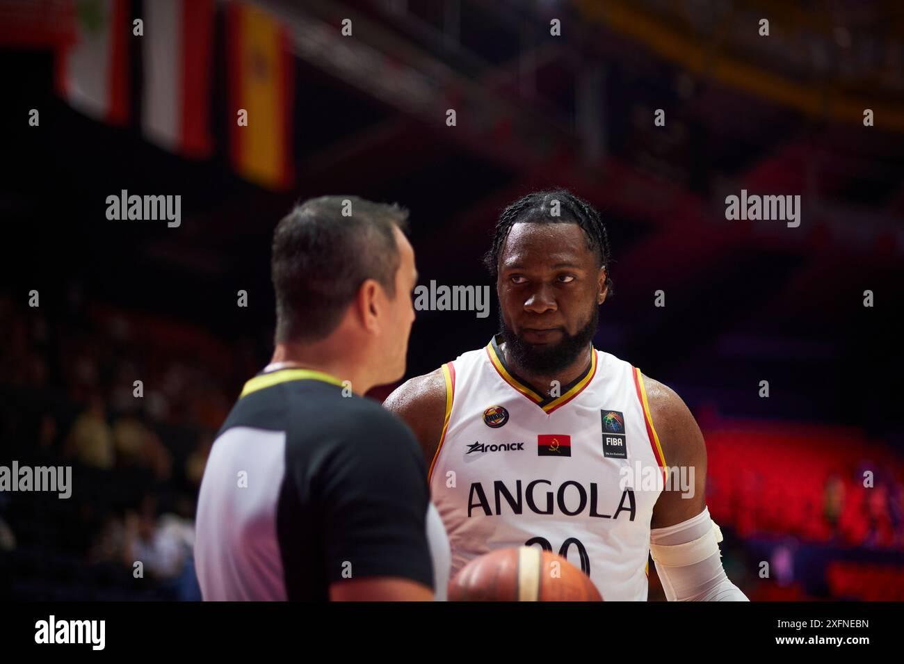 Bruno Fernando de l'équipe d'Angola vu en action pendant le match entre les Bahamas et la Pologne au Pabellon Fuente de San Luis. Score final ; Angola 70 : 74 Banque D'Images