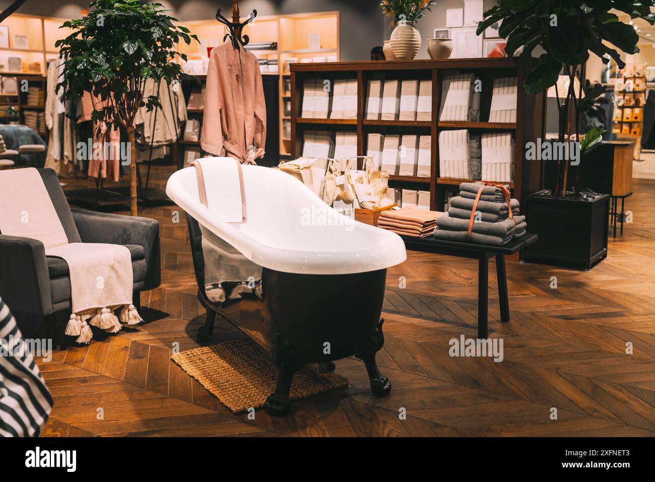 Accessoires pour la maison et produits ménagers dans le magasin du centre commercial. Vue des accessoires pour la maison pour le salon dans la boutique de mode. Canapé avec Banque D'Images