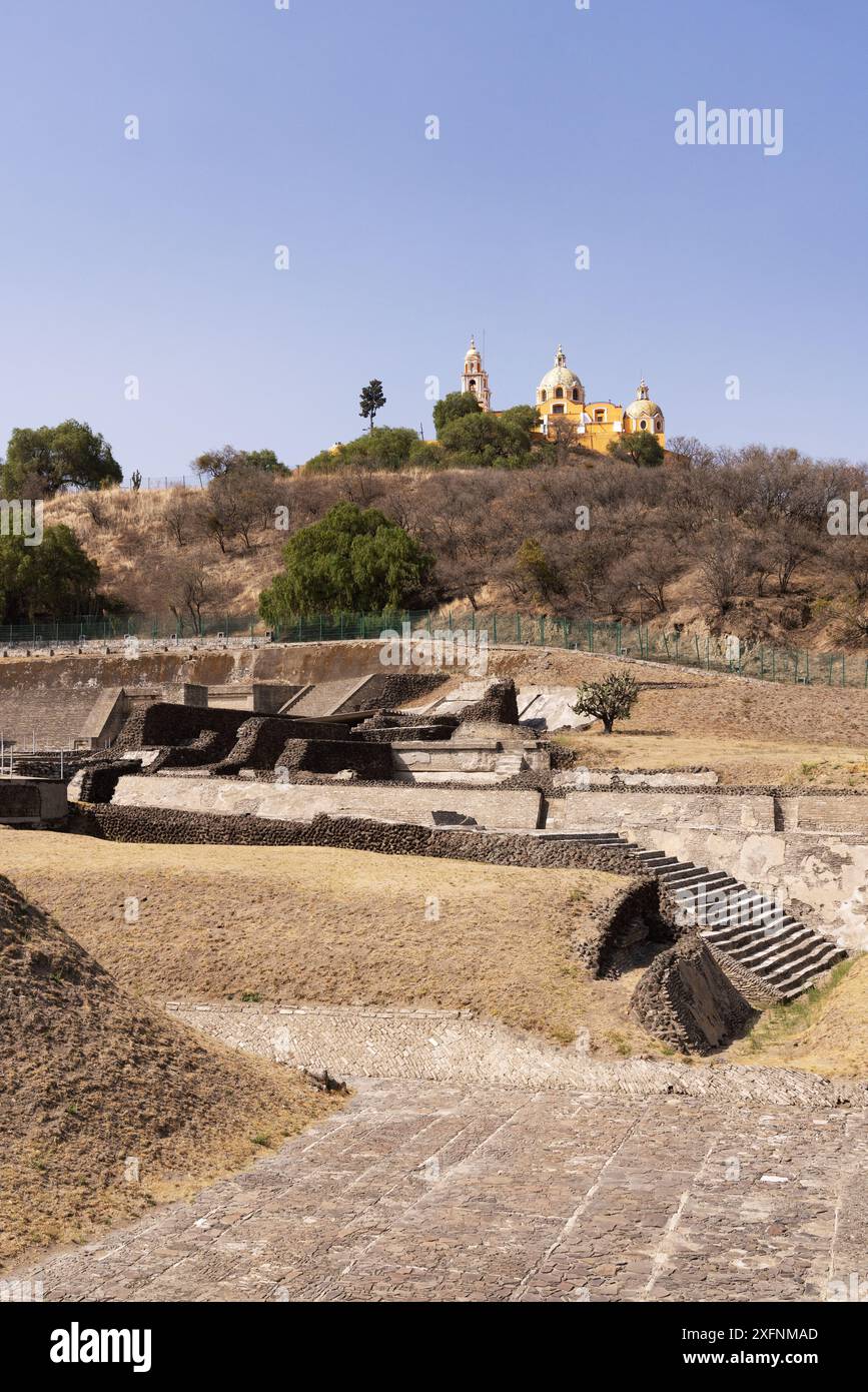 La Grande Pyramide de Cholula, alias Tlachihualtepetl, la plus grande pyramide du monde ; construit 300BC-900AD ; précolombienne, architecture préhispanique, Mexique Banque D'Images
