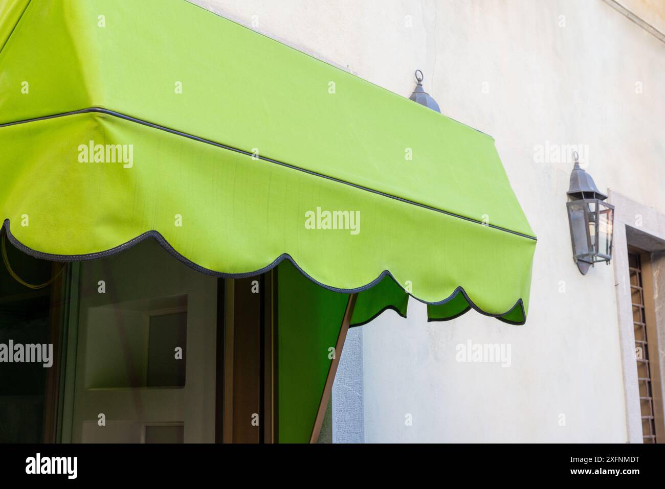 Auvent vert devant une vitrine. Espace vide pour l'impression du logo ou du texte. Parfait pour la publicité en vitrine et les opportunités de marque Banque D'Images