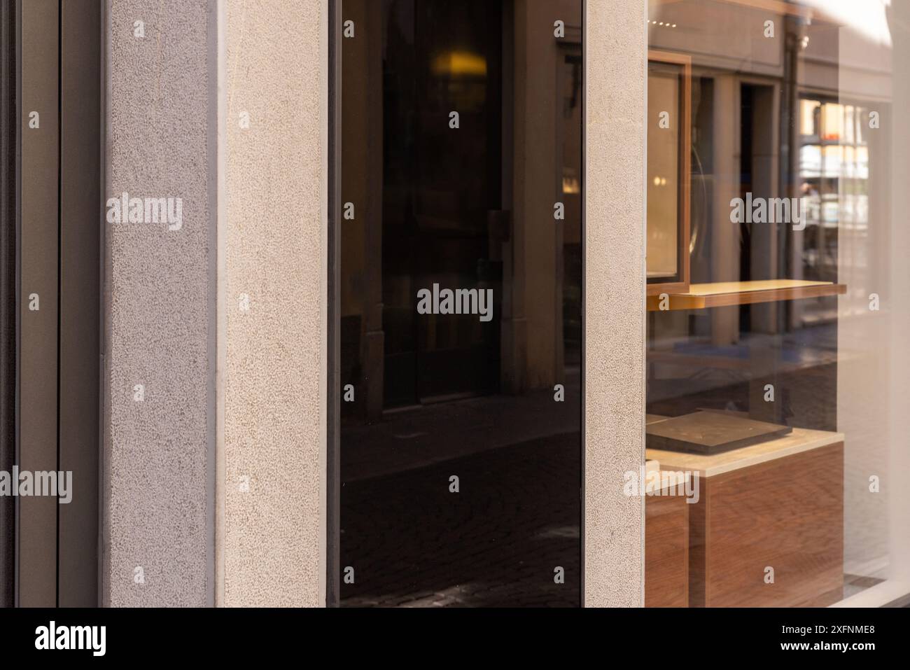 Tableau noir pour la promotion du logo à l'entrée d'une boutique ou d'un restaurant. Un look haut de gamme pour les opportunités de publicité et de marque haut de gamme Banque D'Images