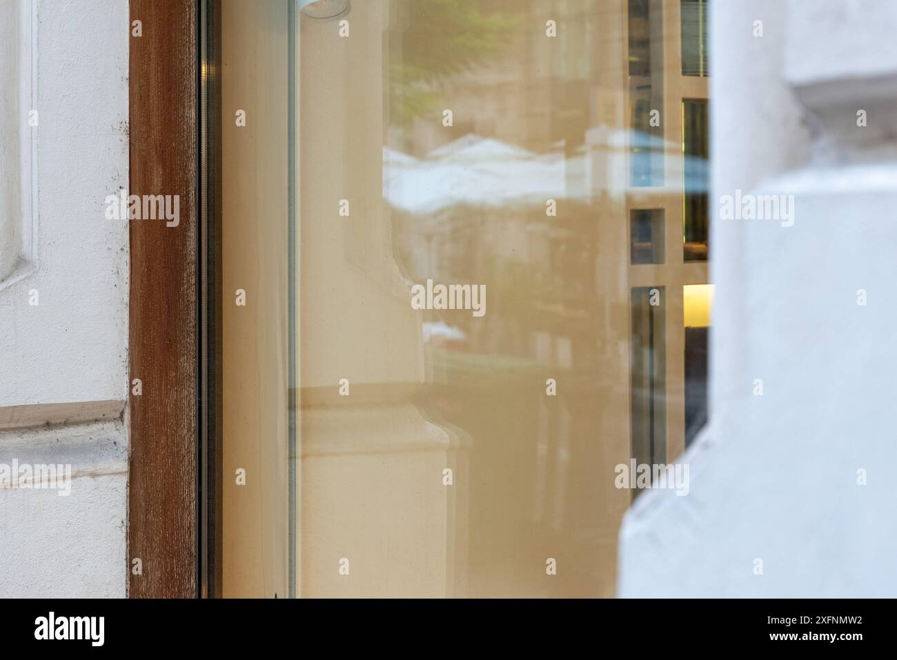 Vitrine dans un bâtiment de ville moderne. Zone vierge parfaite pour la promotion du logo et l'image de marque de magasin, mettant en valeur la publicité de vitrine et le style urbain Banque D'Images