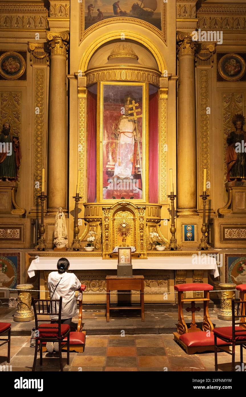 Femme priant à l'autel de la chapelle Saint-Pierre ; l'intérieur de l'église de la cathédrale de Puebla, la cathédrale catholique principale de Puebla, Mexique. Banque D'Images