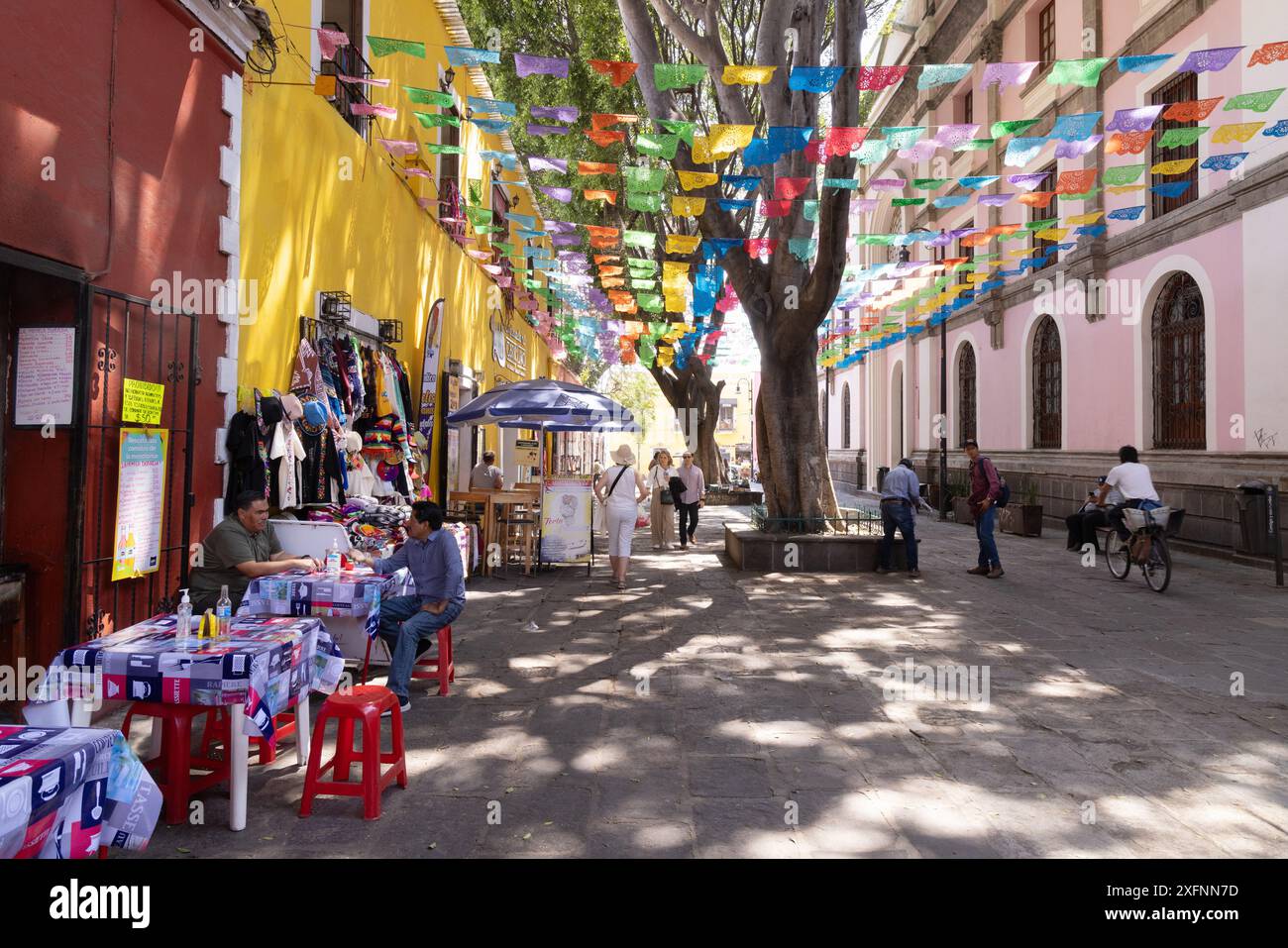 Scène de rue de Puebla Mexico ; les gens locaux assis dans un café dans le site du patrimoine mondial de l'UNESCO Centre historique de Puebla, Mexique. Style de vie mexicain Banque D'Images