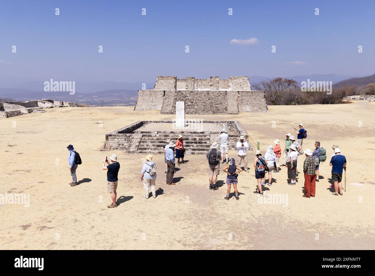 Tourisme au Mexique ; touristes en visite guidée aux ruines mayas de Xochicalco, dans le cadre d'une visite du Mexique. Voyage au Mexique ; Xochicalco, Morelos, Mexique Banque D'Images