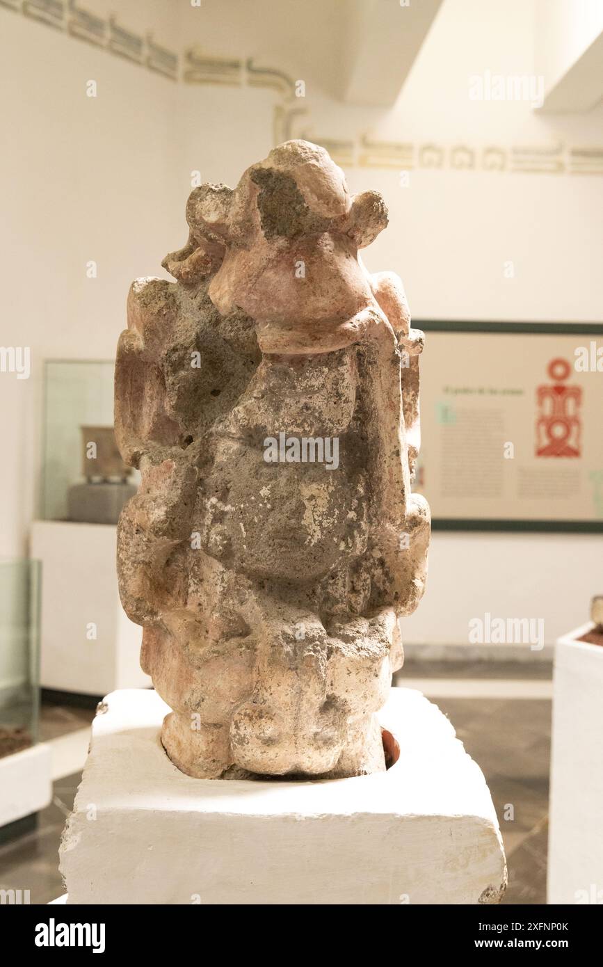 Artefact maya ; le Lord Serpent Helmet, sculpture d'une tête dans un casque, de l'avant. Voir description. Art maya, Xochicalco, Mexique. Voir 2XFNP0P Banque D'Images