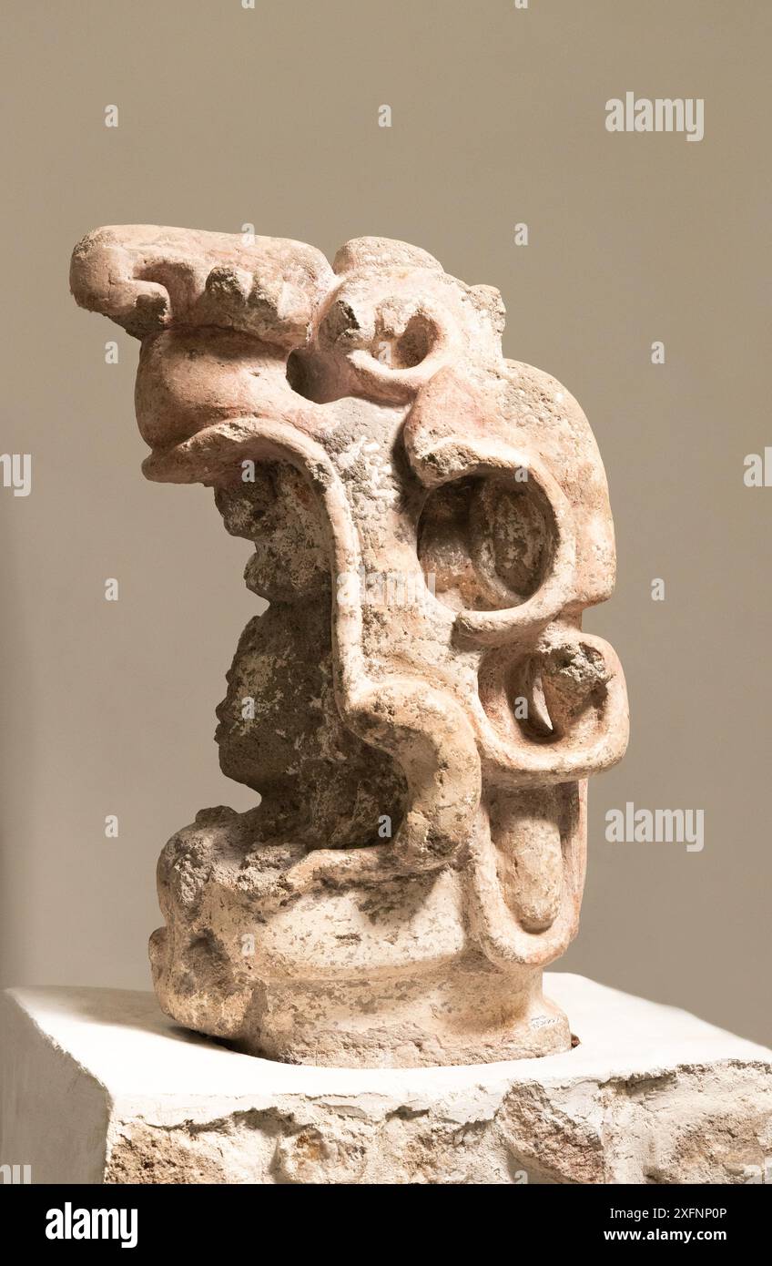 Artefact maya ; le casque Lord Serpent, sculpture d'une tête dans un casque, sur le côté. Voir description. Art maya, Xochicalco, Mexique. Voir 2XFNP0K Banque D'Images