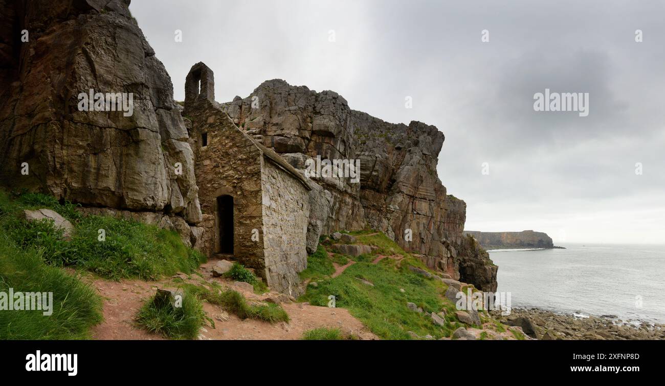 Chapelle St Govan construite au XIVe siècle, dans des falaises de calcaire carbonifère près de St Govan's Head, Bosherston, Pembrokeshire, pays de Galles, Royaume-Uni, mai Banque D'Images Chapelle St Govan construite au XIVe siècle, dans des falaises de calcaire carbonifère près de St Govan's Head, Bosherston, Pembrokeshire, pays de Galles, Royaume-Uni, mai Banque D'Images