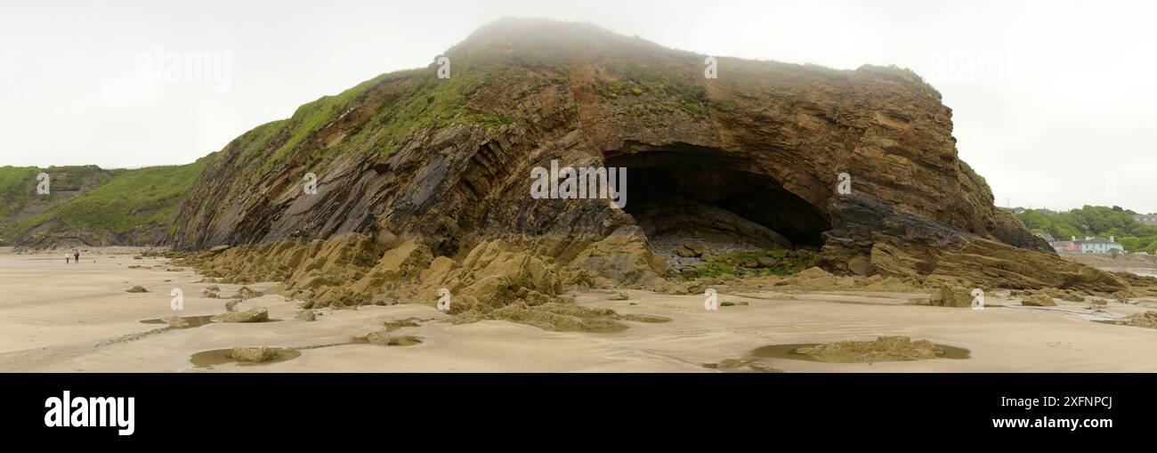 Grand pli anticlinal, causé par la déformation au cours de l'orogenèse varisque, dans le Carbonifère, le charbon mesure les grès et le schiste. Braod Haven, Pembrokeshire, pays de Galles Banque D'Images Grand pli anticlinal, causé par la déformation au cours de l'orogenèse varisque, dans le Carbonifère, le charbon mesure les grès et le schiste. Braod Haven, Pembrokeshire, pays de Galles Banque D'Images