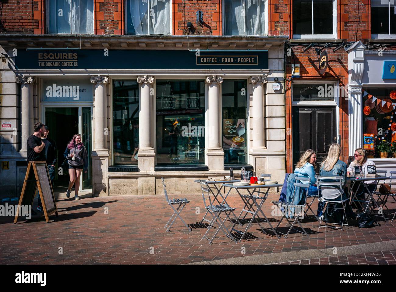 Esquires café sur la High Street à Godalming, Surrey, Angleterre entouré de fleurs. Ville historique dans les Surrey Hills. Banque D'Images