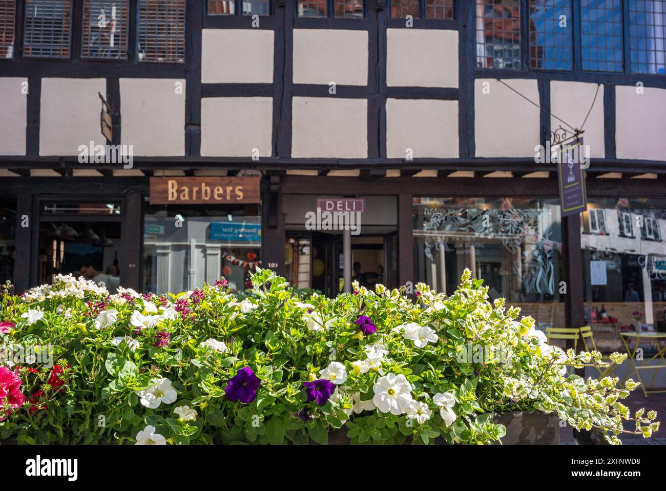 Façades de magasin Tudor dans la rue principale de Godalming, Surrey, Angleterre entouré de fleurs. Ville historique dans les Surrey Hills. Banque D'Images