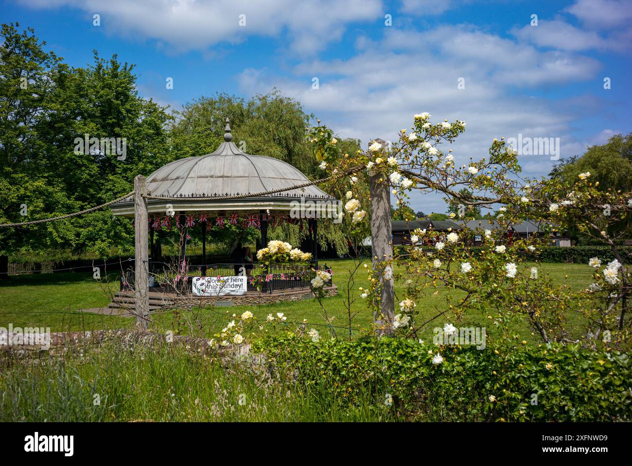Le kiosque à musique à Godalming, Surrey, Angleterre entouré de fleurs. Ville historique dans les Surrey Hills. Domicile du député conservateur Jeremy Hunt. Banque D'Images