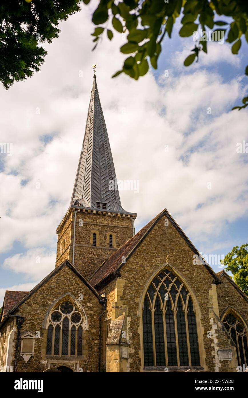 Église St Pete et St Paul à Godalming, Surrey, Angleterre entourée de fleurs. Ville historique dans les Surrey Hills. Banque D'Images