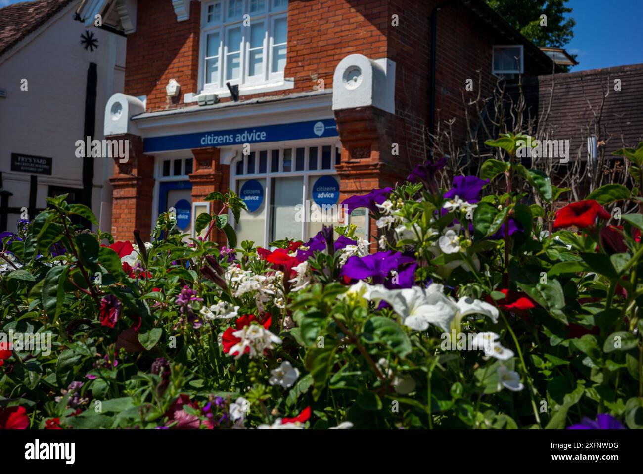Le TAXI à Godalming, Surrey, Angleterre entouré d'expositions florales estivales. Ville historique dans les Surrey Hills. Domicile du député conservateur Jeremy Hunt. Banque D'Images