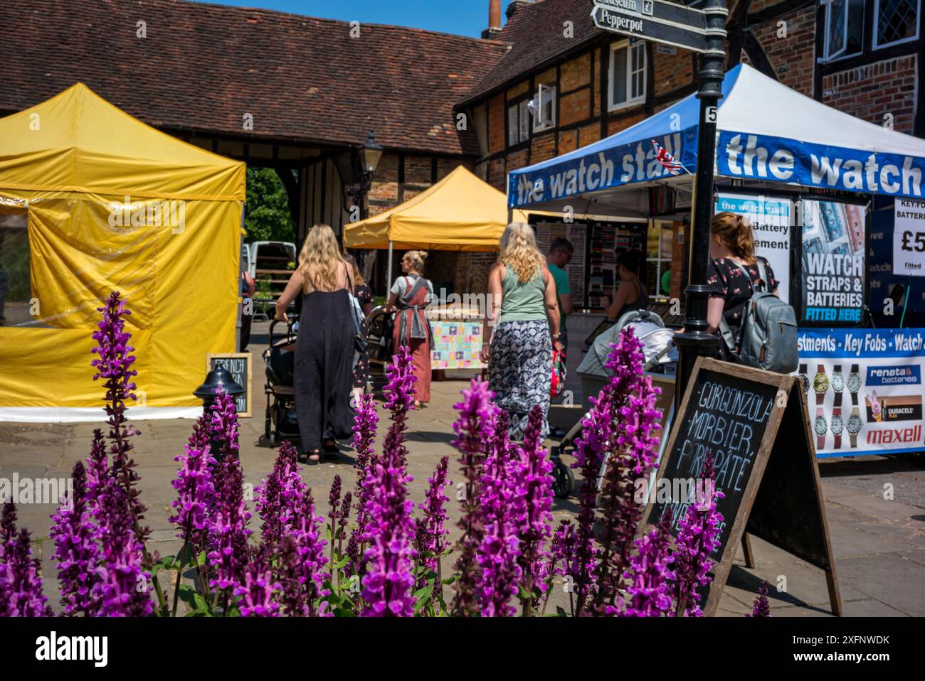 Étals de marché à Godalming, Surrey, Angleterre. Ville dans les Surrey Hills où vit le député conservateur Jeremy Hunt. Banque D'Images