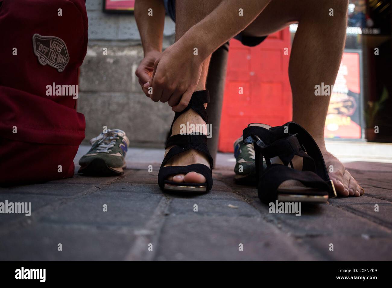 Madrid, Madrid, Espagne. 4 juillet 2024. Un concurrent ferme une chaussure à talons hauts, lors de la célébration de la Heel Race sur la rue Pelayo à Madrid. Dans le quartier LGTBIQ de Chueca, s’est tenue la 25ème édition de la Heel Race, un test sportif et festif qui consiste à courir avec des talons jusqu’à 15 centimètres de haut. (Crédit image : © Luis Soto/ZUMA Press Wire) USAGE ÉDITORIAL SEULEMENT! Non destiné à UN USAGE commercial ! Banque D'Images