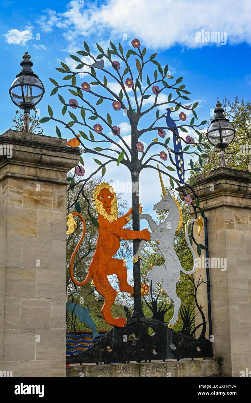Ornée Queen Elizabeth Gate, avec Lion et licorne, Hyde Park, Londres, Angleterre, U.. K Banque D'Images