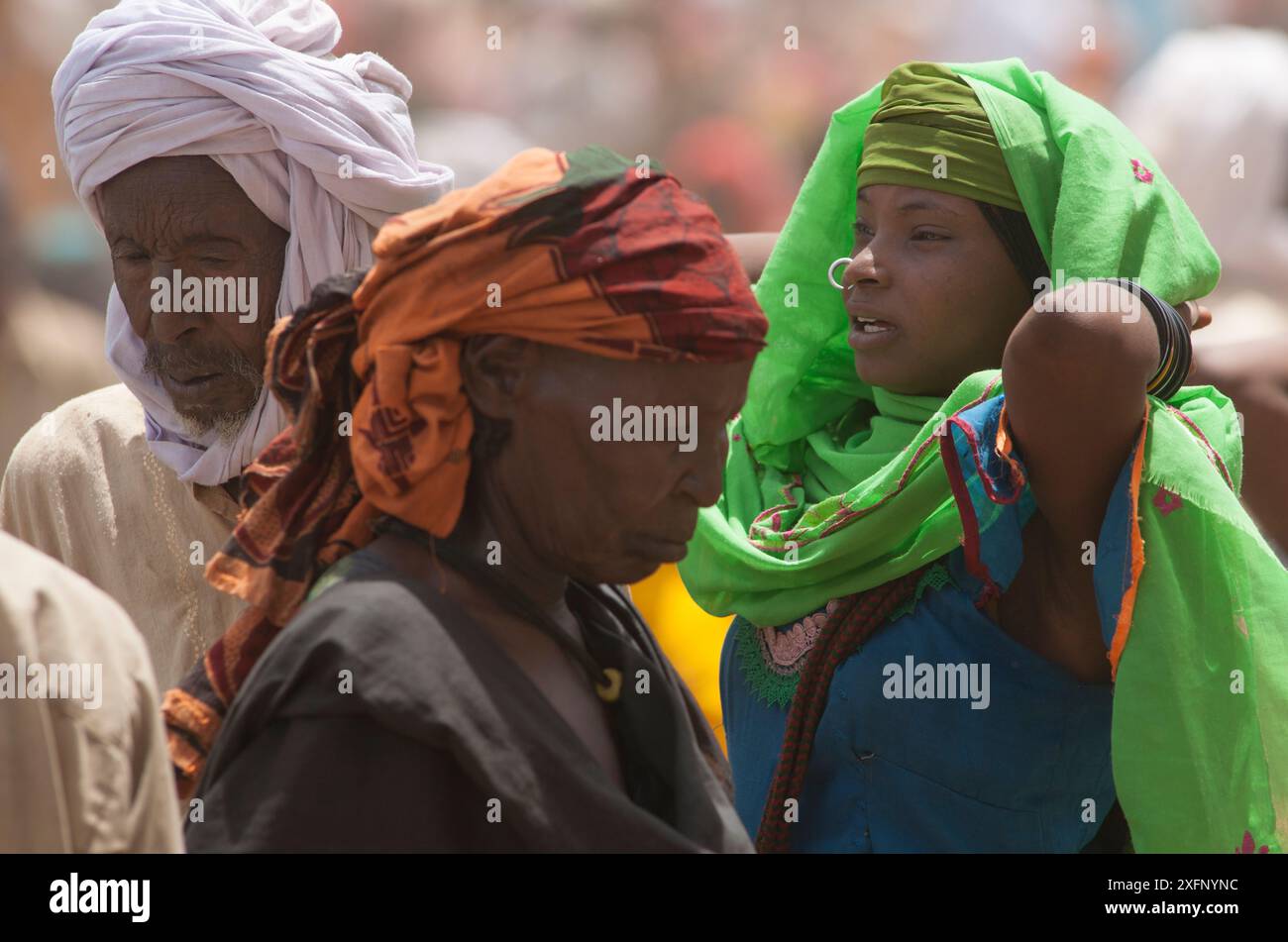 Femmes de la tribu Ouled Rachid au marché, avec un homme en arrière-plan, village de Kashkasha près du parc national de Zakouma, Tchad, 2010. Banque D'Images