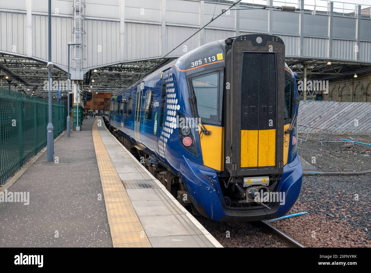 Un train Scotrail, classe 385 - numéro 113, à la gare de Waverley, Édimbourg, Écosse, Royaume-Uni. Banque D'Images