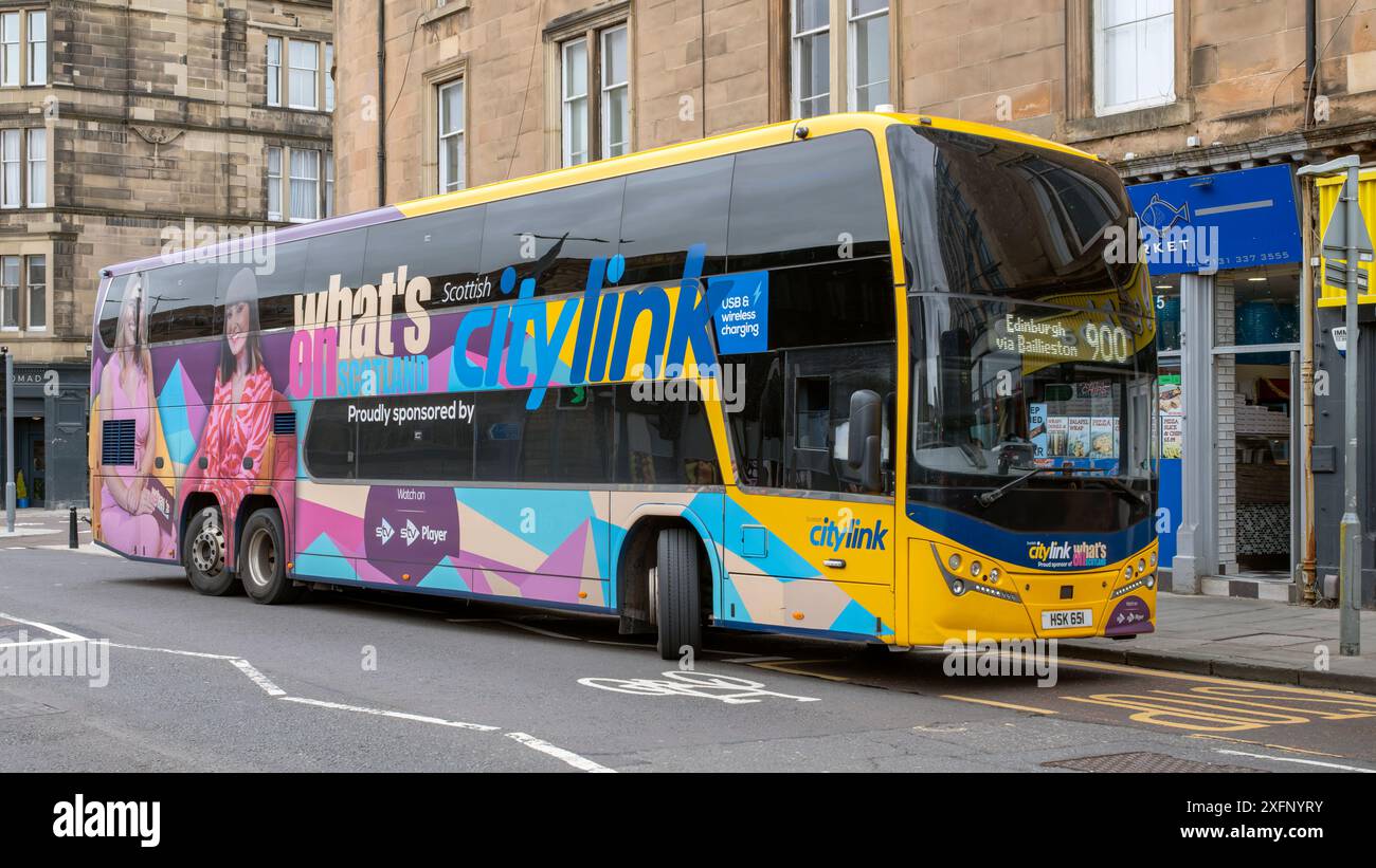 Bus Citylink 900 à Haymarket, Édimbourg, Écosse, Royaume-Uni. Le bus porte une publicité pour le programme de STV, What's on Scotland. Banque D'Images