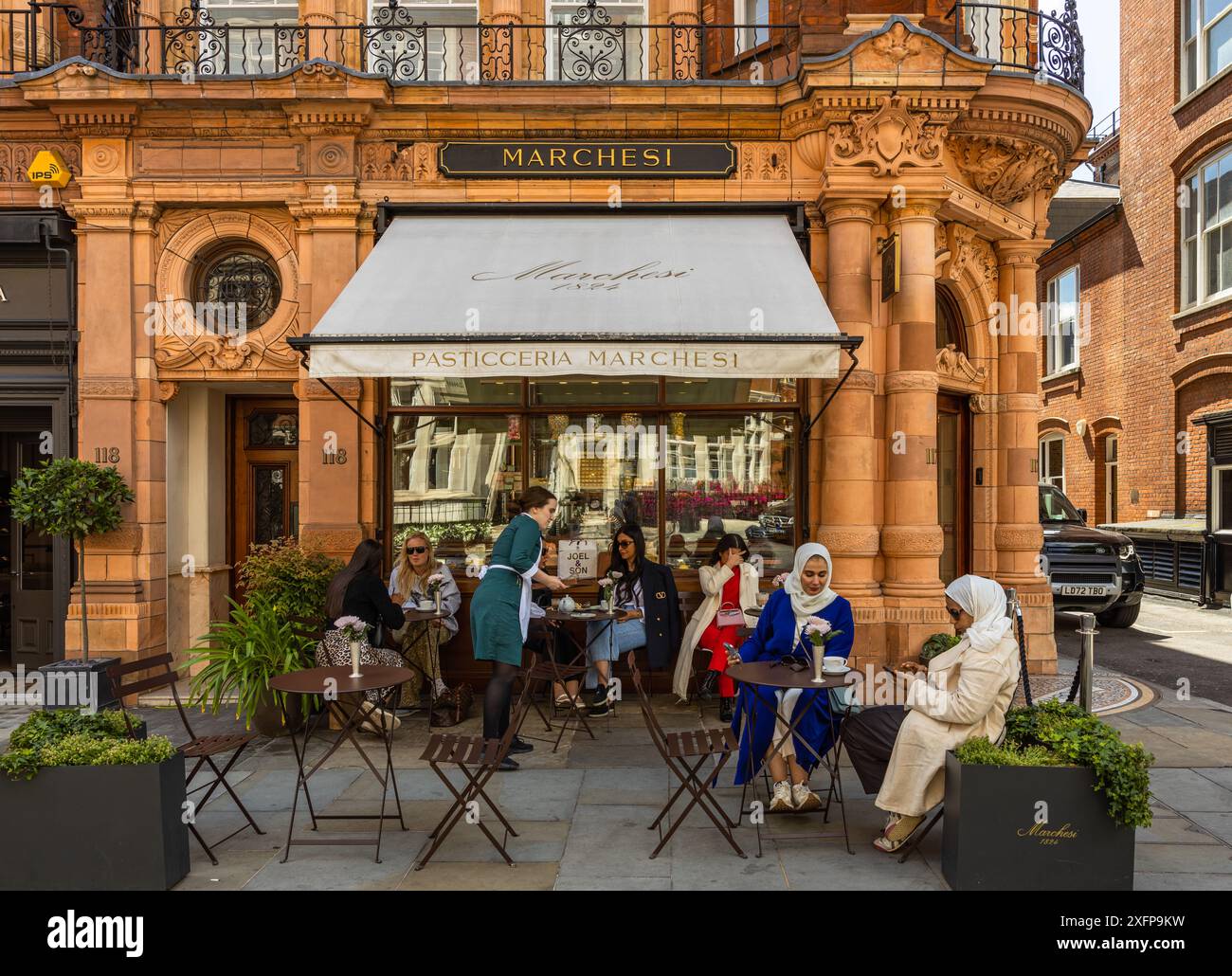 Pasticceria Marchesi la boutique de desserts haut de gamme sucrés et petits créateurs appartenant au groupe Prada Mount Street Mayfair Londres Angleterre Royaume-Uni Banque D'Images