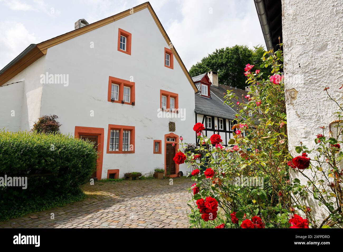 Maisons historiques, ruelle romantique, Burgbering à Kronenburg, quartier Euskirchen, Eifel, Rhénanie du Nord-Westphalie, Allemagne Banque D'Images