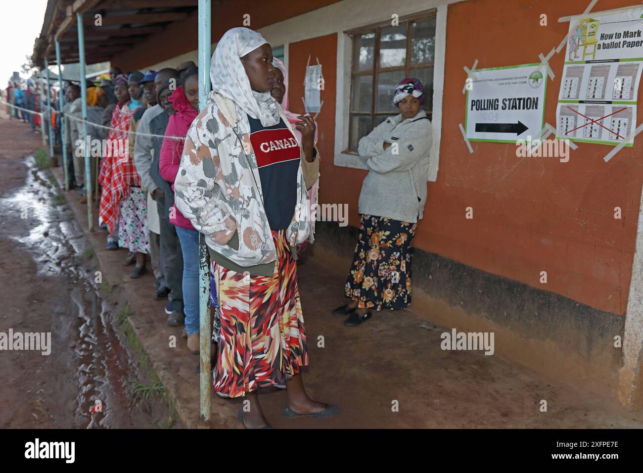 Personnes en file d'attente pour voter lors des élections kenyanes, près de Kitale Kenya, le 8 août 2017. Banque D'Images