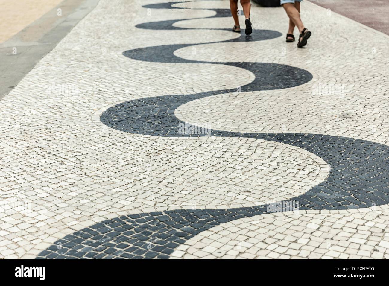 Trottoir traditionnel en forme de vague au Portugal Banque D'Images