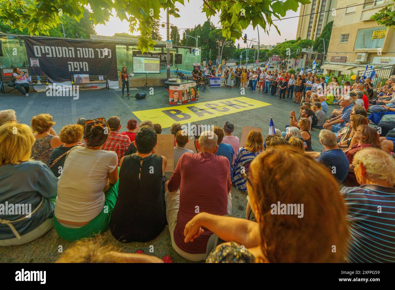 Haïfa, Israël - 04 juillet 2024 : une foule de personnes assistent à une Assemblée de soutien aux familles d'otages, Haïfa, Israël Banque D'Images