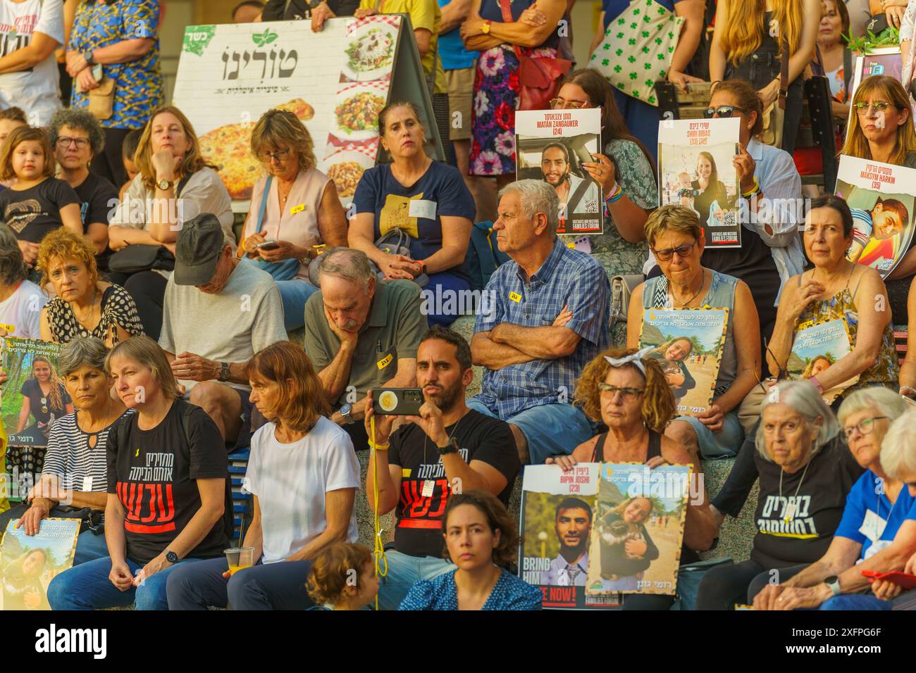 Haïfa, Israël - 04 juillet 2024 : une foule de personnes assistent à une Assemblée de soutien aux familles d'otages, Haïfa, Israël Banque D'Images