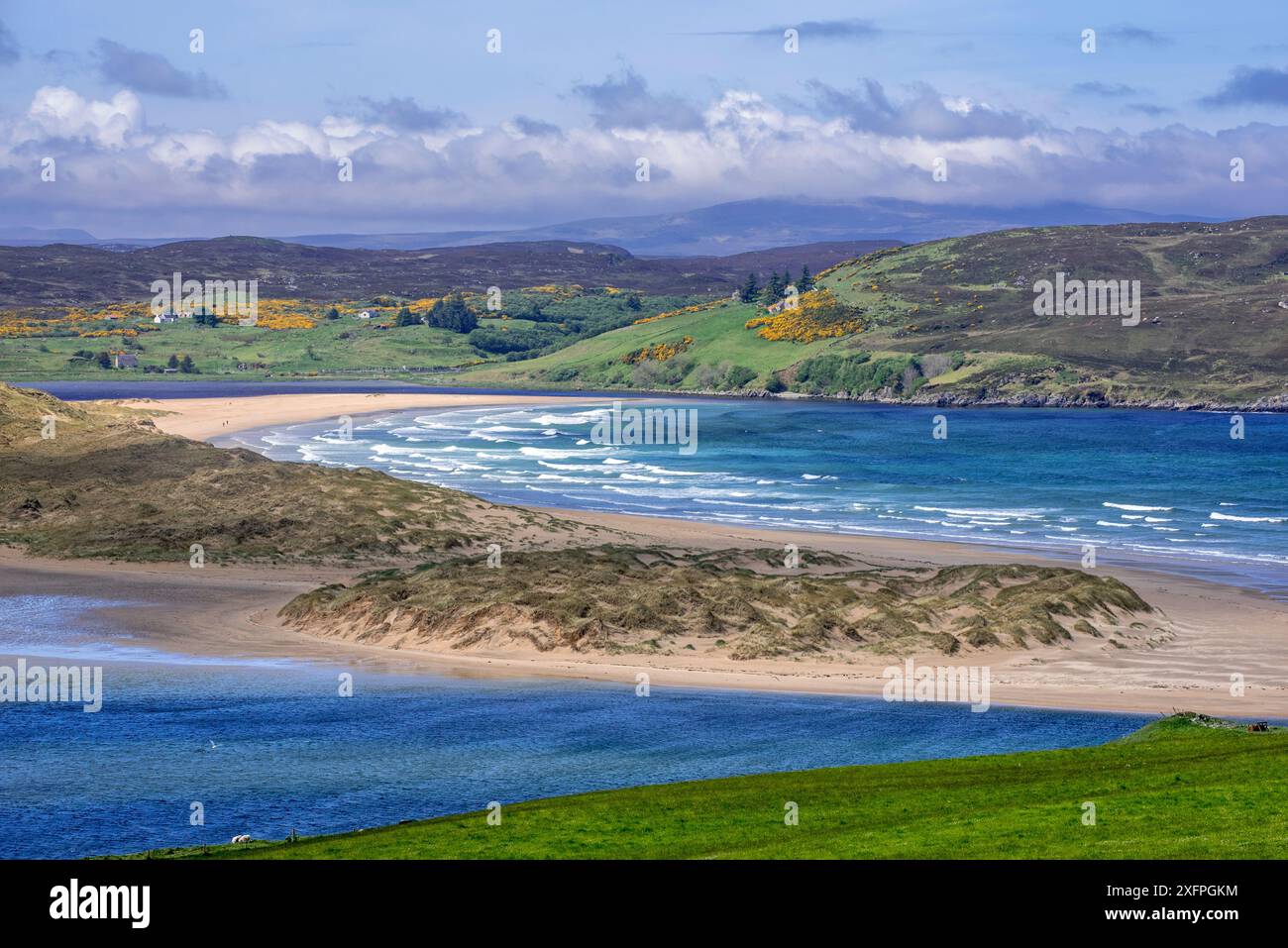 Torrisdale Bay et plage de sable à l'embouchure de la rivière Naver près de Bettyhill et Invernaver, Caithness, Highlands écossais, Écosse, Royaume-Uni, mai Banque D'Images
