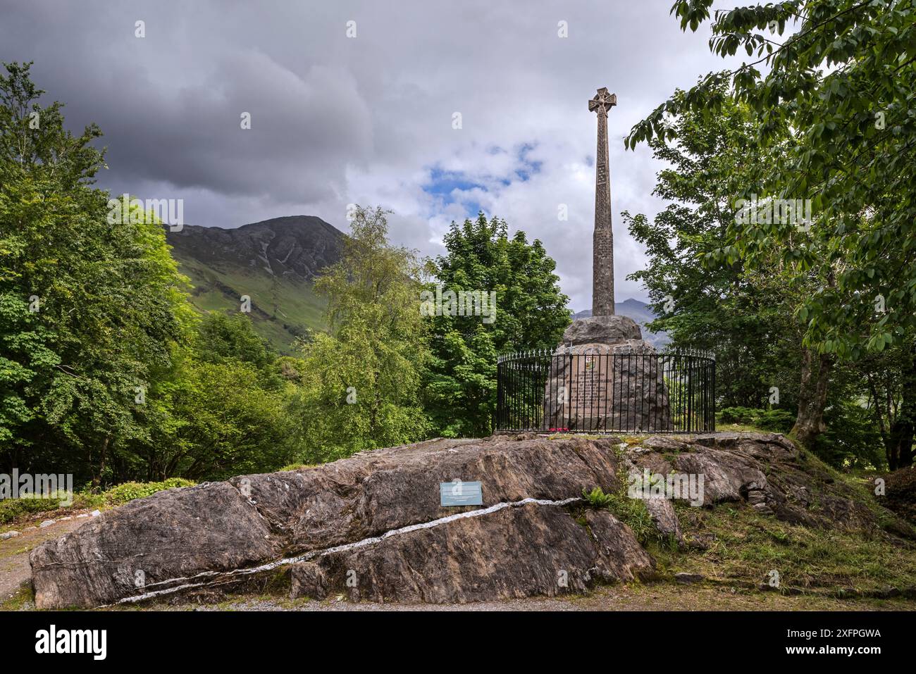 Monument avec croix celtique commémorant le massacre du clan MacDonald de Glencoe en 1692, Glen Coe, Lochaber, Highlands écossais, Écosse, Royaume-Uni, juin 2017 Banque D'Images