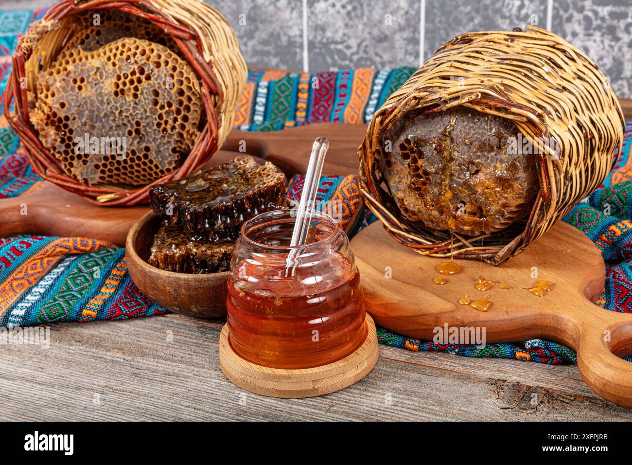 Gros plan magique en nid d'abeilles, récolte de miel, cueillette de miel. Nid d'abeille biologique (miel turc de Karakovan). Nid d'abeilles bio en pot avec trempette au miel o Banque D'Images