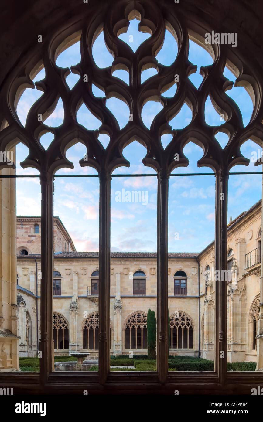 Ona, Espagne, 25 novembre 2023 : Cloître du monastère de San Salvador (Saint Sauveur) monastère bénédictin dans la ville d'Ona, province de Burgos Banque D'Images