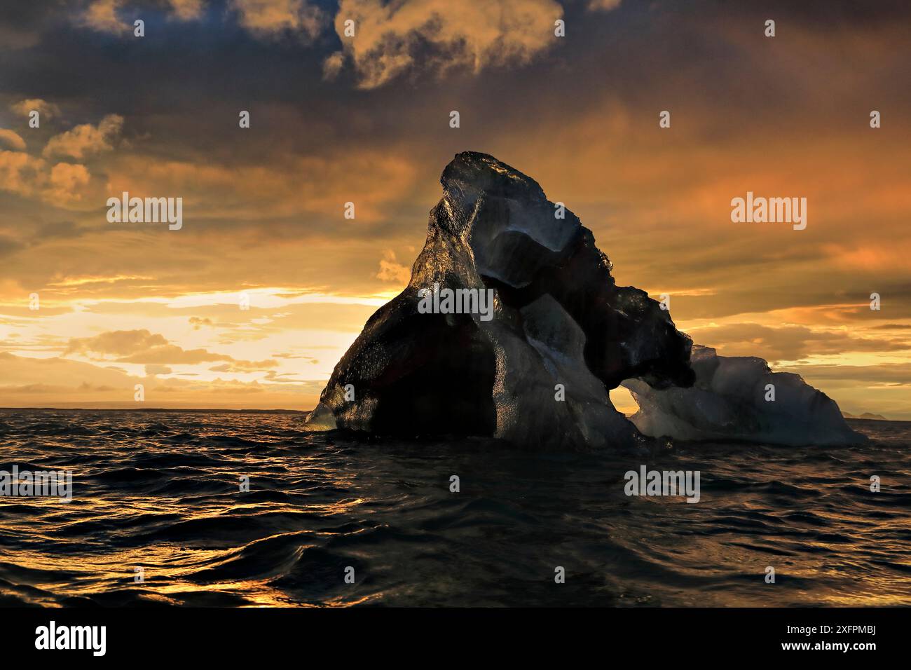Iceberg au coucher du soleil, Svalbard, Norvège, septembre 2017. Banque D'Images